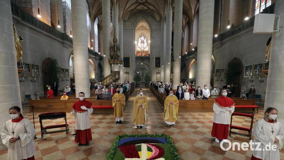 Der Blumenteppich in der Basilika zeigt heuer ein Schiff. Ein passendes Motiv, wie Stadtpfarrer Thomas Helm findet, denn das Exemplar nehme Bezug auf das „Schiff Petri“ und damit auf die Kirche. Sie gerate in schwierigen Zeiten vielleicht in Schwanken, bleibe aber auf Kurs. Bild: Wolfgang Steinbacher