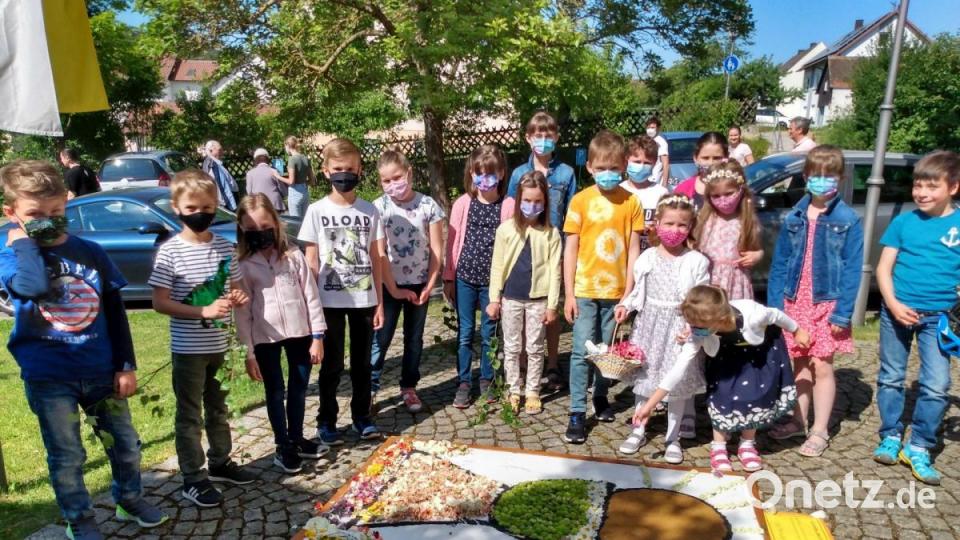 In St. Michael Poppenricht gab es am Kirchplatz zwei Altäre. Ein Teppich war etwas ganz Besonderes: Mädchen und Buben hatten ihn gelegt. Bild: Regina Probst