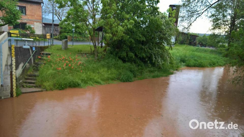 Das Wasser der Haidenaab färbte sich wegen der ausgespülten Erde kurzerhand rotbraun. Bild: rpp