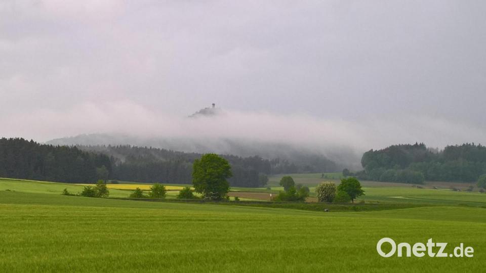 Nach dem Gewitter konnte man wieder den sich in Nebel hüllenden Kulm aus der Ferne sehen. Bild: rpp