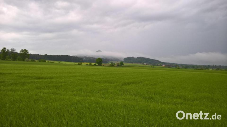 Nach dem Gewitter konnte man wieder den sich in Nebel hüllenden Kulm aus der Ferne sehen. Bild: rpp
