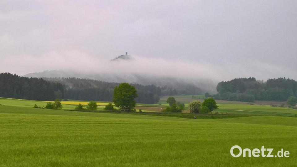Nach dem Gewitter konnte man wieder den sich in Nebel hüllenden Kulm aus der Ferne sehen. Bild: rpp