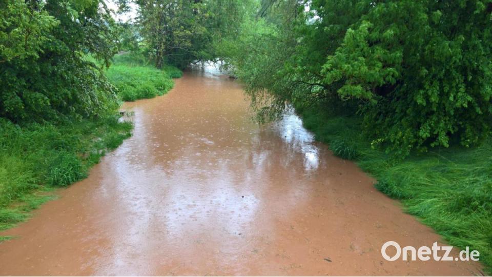 Das Wasser der Haidenaab färbte sich wegen der ausgespülten Erde kurzerhand rotbraun. Bild: rpp