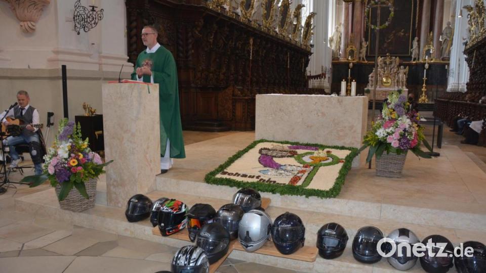 Stadtpfarrer Dr. Thomas Vogl bei der Predigt, wo er besonders den Zusammenhalt der Motorradfahrer herausstellte. Bild: jr