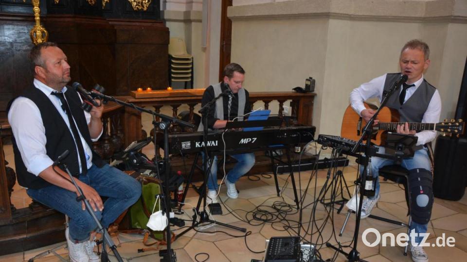 Das Trio Florian, Paul und Norman (von links) gestaltete den Motorradfahrergottesdienst in der Basilika. Bild: jr