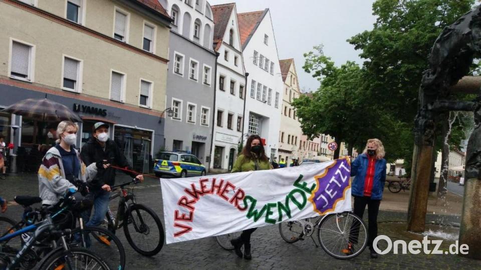 Fahrraddemo von "Fridays for Future"-Aktivisten durchs Stadtgebiet. Abschlusskundgebung vor dem Brunnen am Unteren Markt. Bild: Kunz