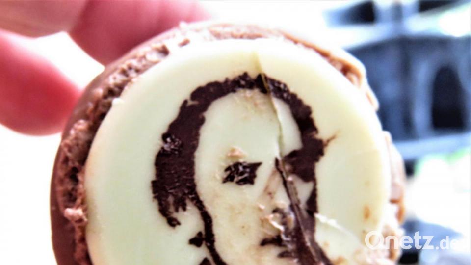 Ein leckerer Abschluss: Auf der Praline ist sogar Schmellers Porträt auf Marzipan abgebildet. Bild: ubb