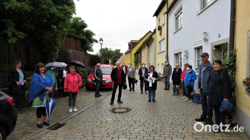 Trotz Regen und wenig einladendem Wetter war die Schmeller-Führung, die erste Kulturveranstaltung dieser Art der Kreisstadt heuer, gut besucht. Bild: ubb