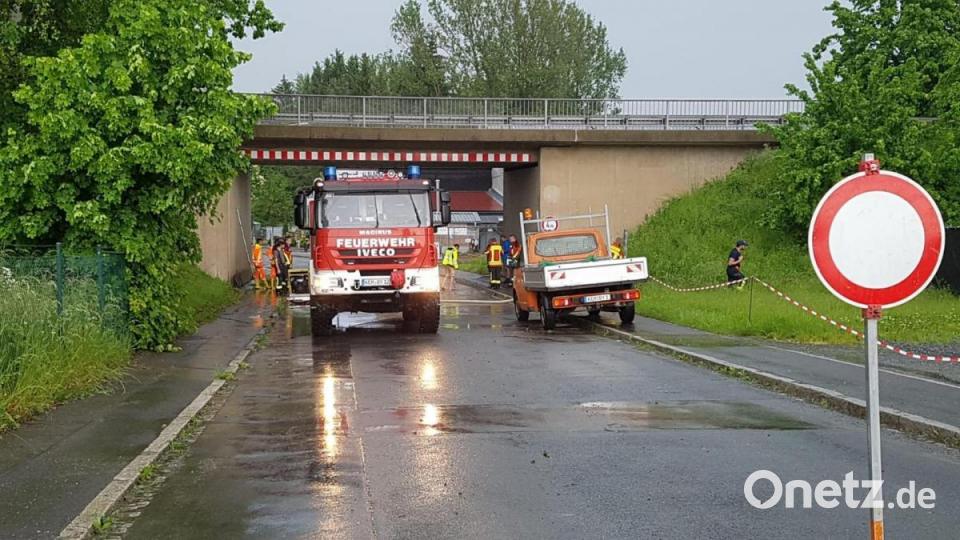 In Kemnath musste die Feuerwehr Wasser in der Unterführung der Bundesstraße 22 in der Röntgenstraße abpumpen. Bild: mde