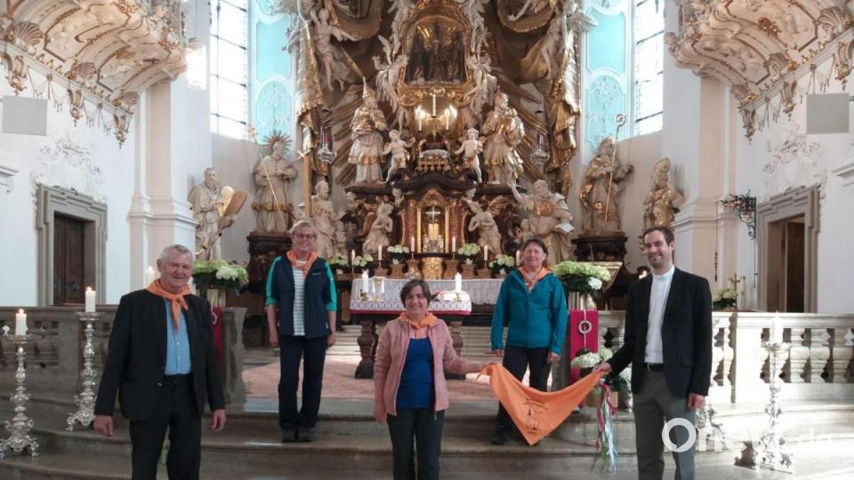 Das Organisationsteam stellte sich zu einem Erinnerungsfoto auf: (von links) Josef Weidner, Silvia Schinner, Wallfahrtsleiterin Frieda Zeitler, Martina Oguntke und Pfarrer Andreas Stahl. Bild: rpp