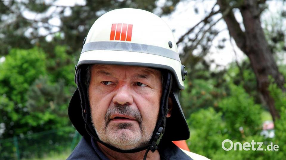 Kreisbrandrat Fredi Weiß macht sich vor Ort ein Bild. Bild: Stephan Huber