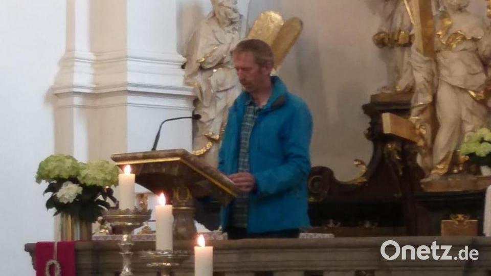 Thomas Deubzer bei der Lesung aus dem Evangelium. Bild: rpp