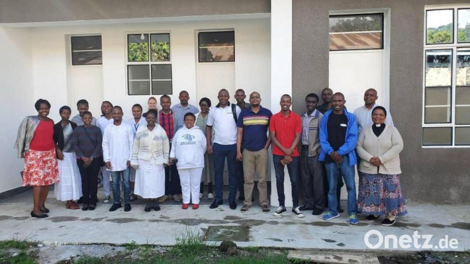 Das Team des Krankenhauses vor dem neuen OP. Bild: Aktion Feuerkinder/exb