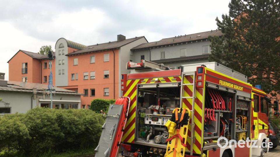 Feuerwehr und Rettungskräfte eilten am frühen Mittwochmorgen in großer Zahl zum Phoenix-Seniorenheim in Schlicht (Vilseck). In einem der Bewohner-Zimmer war ein Brand ausgebrochen. Bild: Stephan Huber
