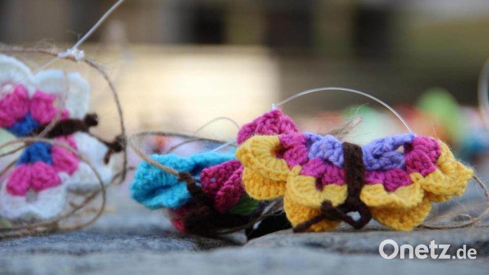Schmetterlinge in allen Farben haben Heike Unger und ihre Freundinnen gehäkelt. Bild: upl