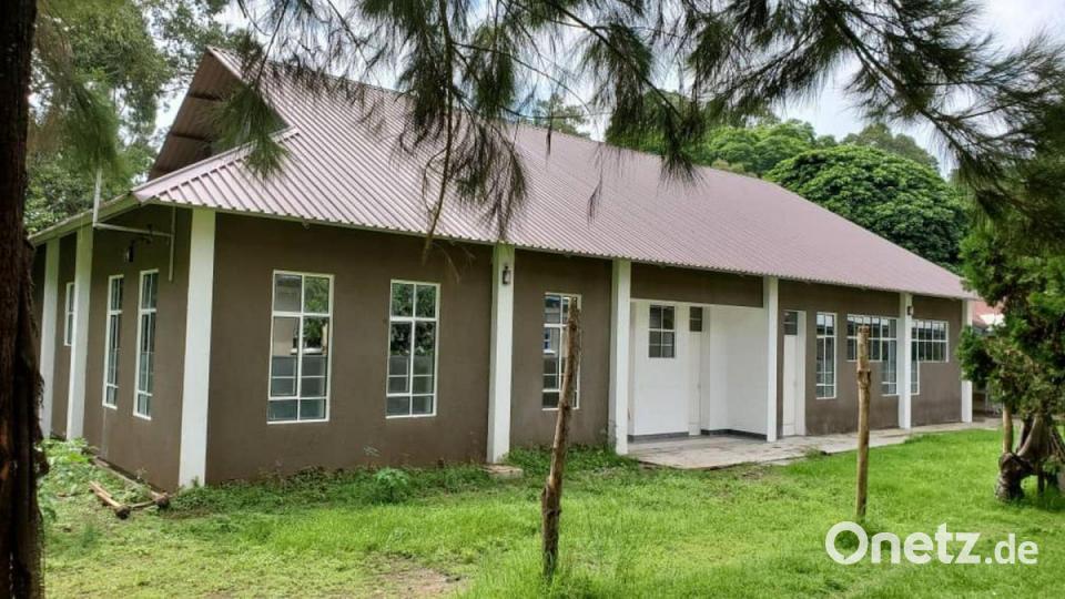 Der neue OP-Trakt des Nkoaranga-Hospitals ist mit Unterstützung der Organisation „Ein Herz für Kinder“ entstanden. Bild: Aktion Feuerkinder/exb