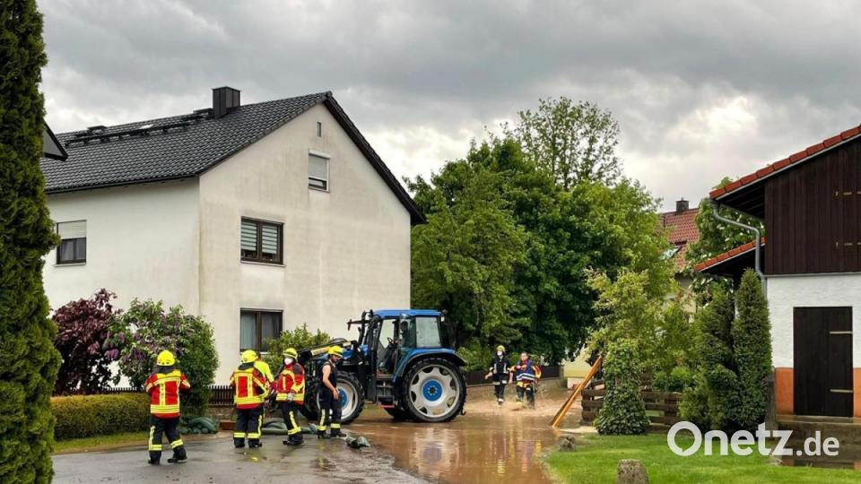 Unter anderem mit Traktoren unterstützten die Bewohner von Weha die Arbeit der Einsatzkräfte. Bild: mde