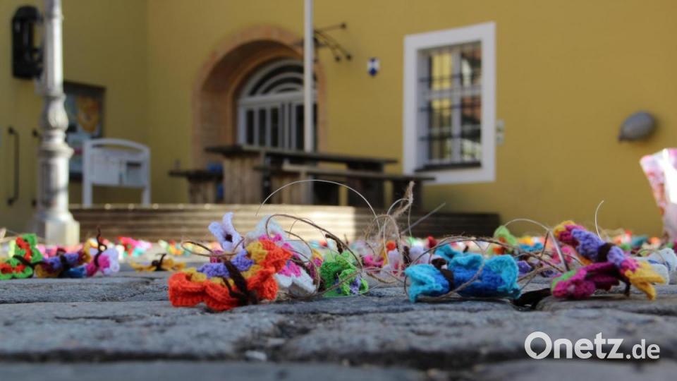Straßenkunst in Amberg: Hier liegen die wollenen Falter noch auf dem Pflaster. Bild: upl
