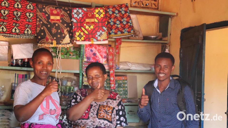 Daniels Mama, Sophia Moshi und Sozialarbeiter Sixbert. Er wurde in Usa River in einem SETU-Kurs ausgebildet, arbeitet im Marahaba-Center Karatu und organisiert mit seiner Kollegin Agnes die monatliche Abwicklung der Unterstützung von Behinderten im Raum Karatu, auch von Daniel und seiner Mutter. Bild: Aktion Feuerkinder/exb