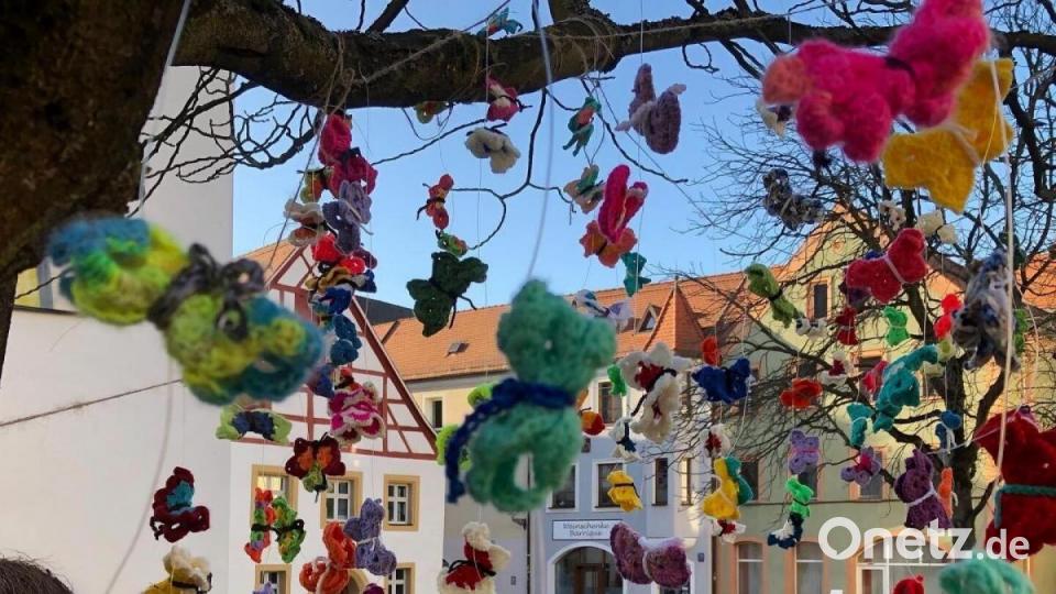 Über dem Eichenforstplatz baumeln die bunten Schmetterlinge. Bild: Heike Unger