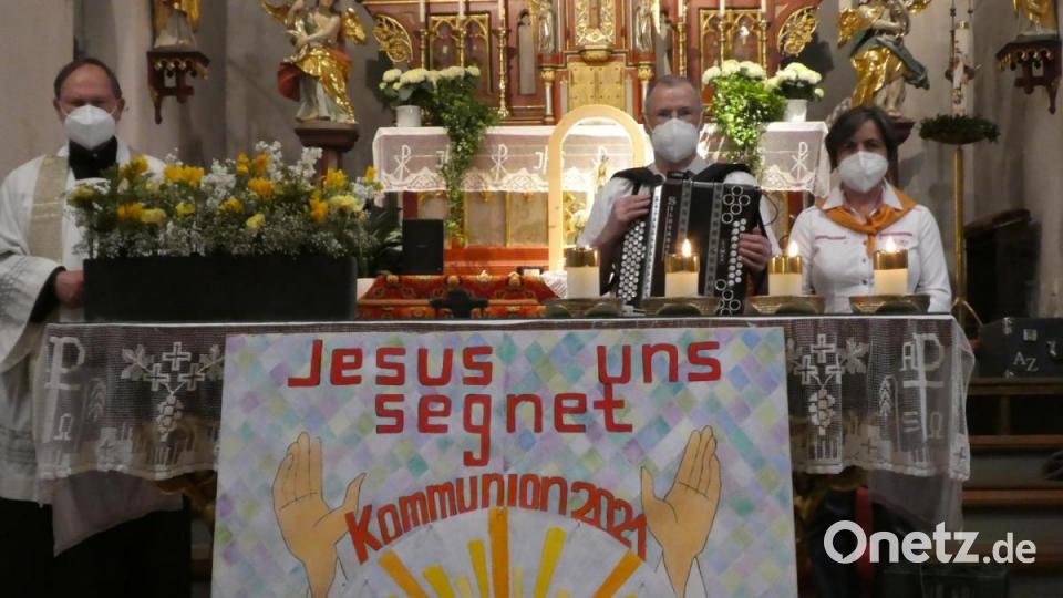 Die Mitwirkenden der Andacht stellten sich zu einem Erinnerungsbild auf.
Von links: Pfarrer Heribert Stretz, Albin Zeitler und Frieda Zeitler. Bild: rpp