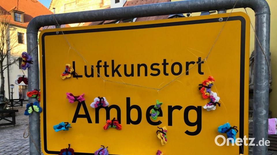 Die Yarn-Schmetterlinge fliegen auf den Luzftkunstort Amberg. Bild: Heike Unger