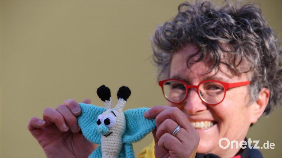 Ist der nicht schön? Yarn-Bomberin Heike Unger mit einem besonderen Exemplar. Bild: upl
