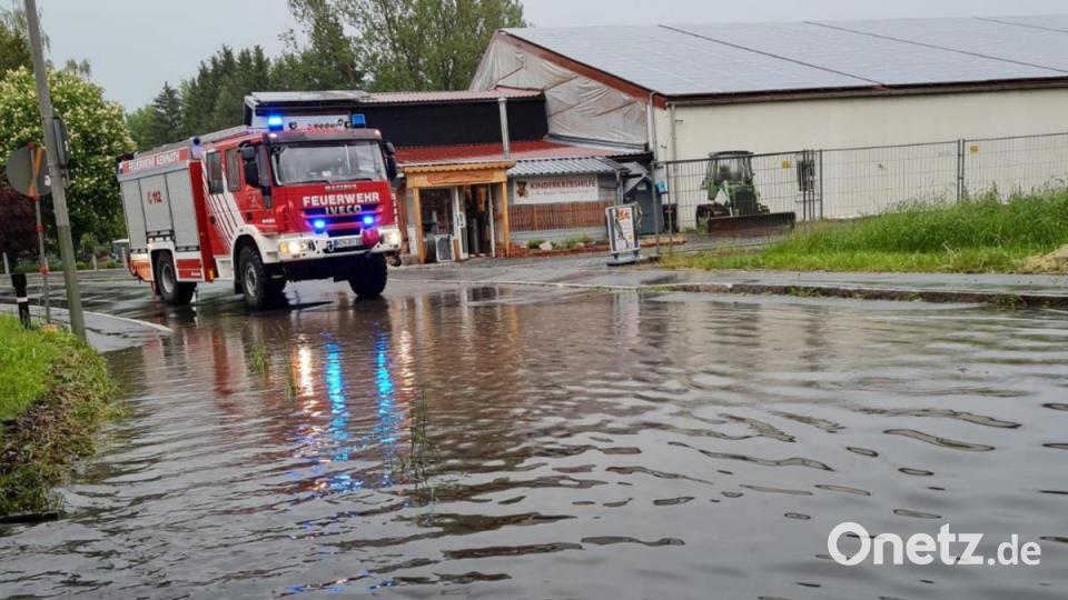 In Kemnath musste die Feuerwehr Wasser in der Unterführung der Bundesstraße 22 in der Röntgenstraße abpumpen. Bild: mde