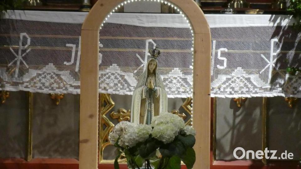 Das Wallfahrtslicht mit der Madonnenfigur der Mutter Maria, das sonst immer im Wald auf die Gläubigen wartet, tröstete die Anwesenden in der Andacht und spendete neue Kraft. Bild: rpp
