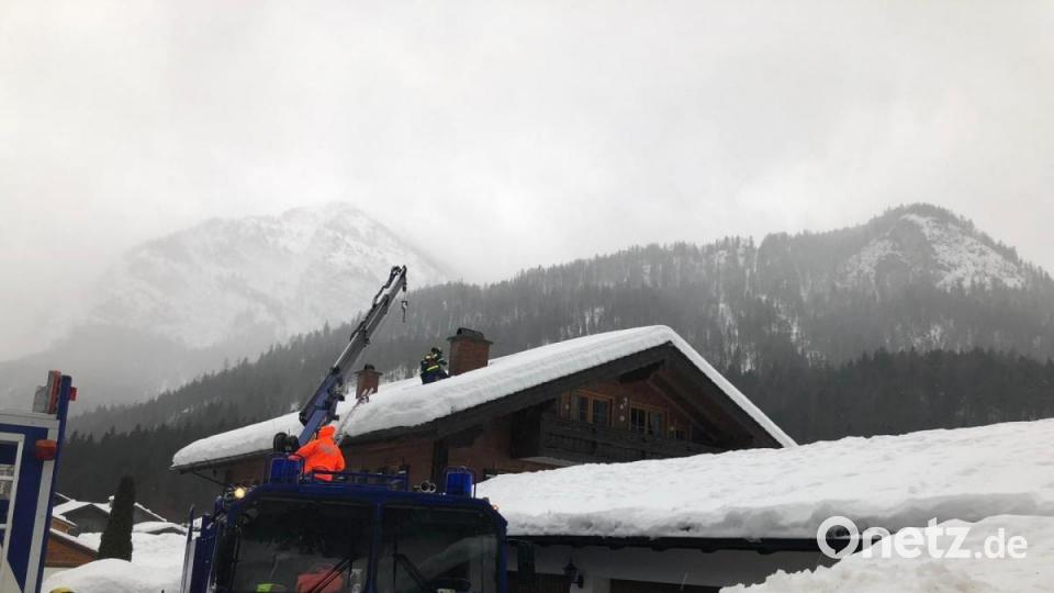 Dächer räumen, Dächer räumen und noch einmal Dächer räumen: Die THW-Kräfte, wie hier die Truppe aus Nabburg, ist in den Katastrophengebieten in Oberbayern gefordert. Mit den Kranauslegern der Fahrzeuge werden die Helfer auf den Dächern gegen Absturz gesichert. Bild: exb/THW