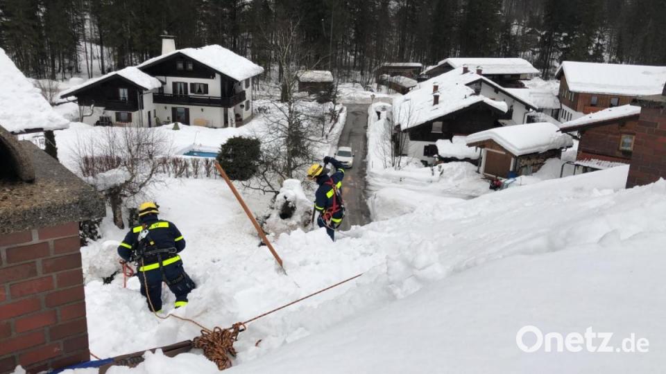 Meterdick liegt der Schnee auf den Dächern. Bild: exb/THW