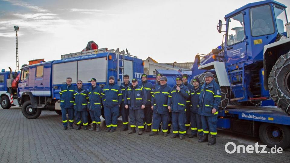Die zweite Bergungsgruppe, der Krantrupp und die Fachgruppe Räumen des THW Schwandorf machten sich am Montag gegen 16.30 Uhr mit drei Lkw und einem Radlader auf den Weg nach Oberbayern. Bild: Hösamer