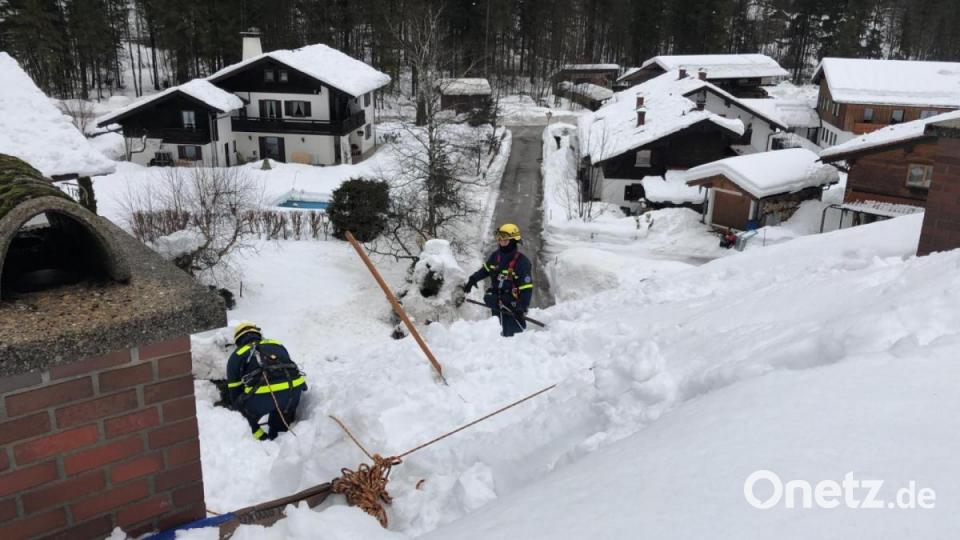 Meterdick liegt der Schnee auf den Dächern. Bild: exb/THW