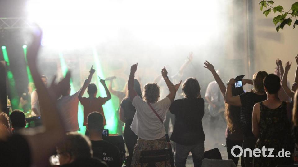 Vor zweimal 250 Gästen eröffneten die Funky Blues Rabbits beim Kummert Bräu in Amberg ihr Ersatz-Altstadtfest. Bild: Andreas Brückmann