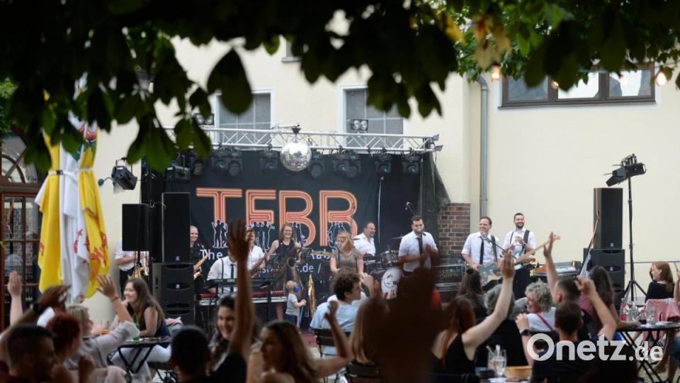 Vor zweimal 250 Gästen eröffneten die Funky Blues Rabbits beim Kummert Bräu in Amberg ihr Ersatz-Altstadtfest. Bild: Andreas Brückmann