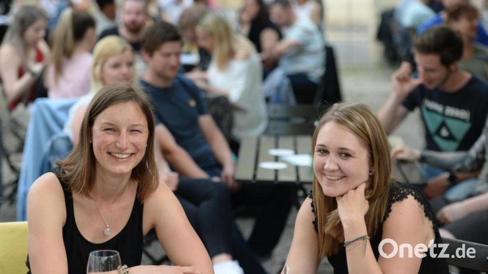 Vor zweimal 250 Gästen eröffneten die Funky Blues Rabbits beim Kummert Bräu in Amberg ihr Ersatz-Altstadtfest. Bild: Andreas Brückmann