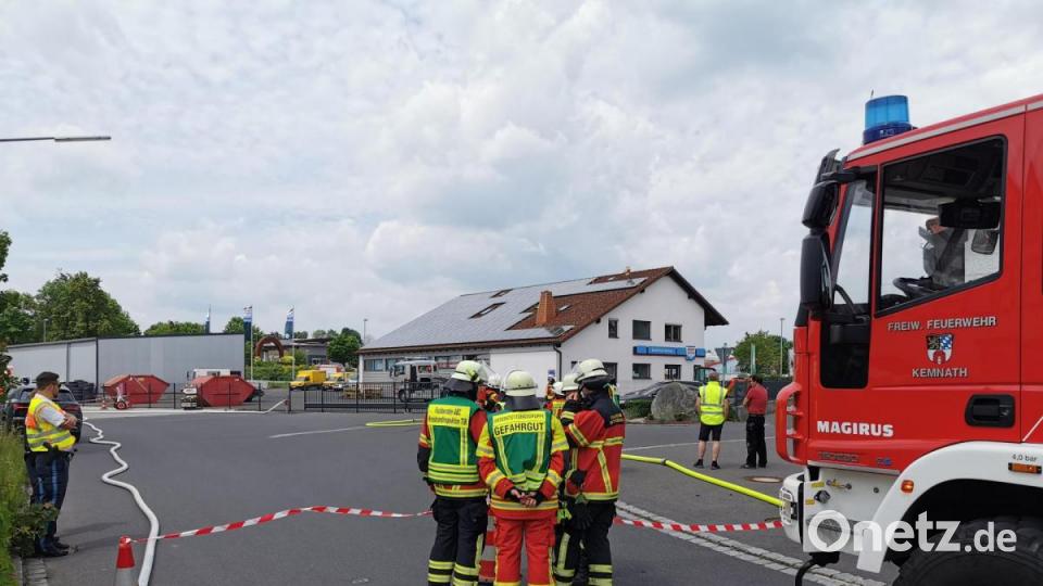 Bei Grabungsarbeiten mit einem Bagger wurde auf dem Firmengelände eines Kfz-Betriebes eine Gasleitung beschädigt. Die Feuerwehr war zwei Stunden im Großeinsatz. Mehrere Geschäftsgebäude mussten geräumt werden. Bild: mde