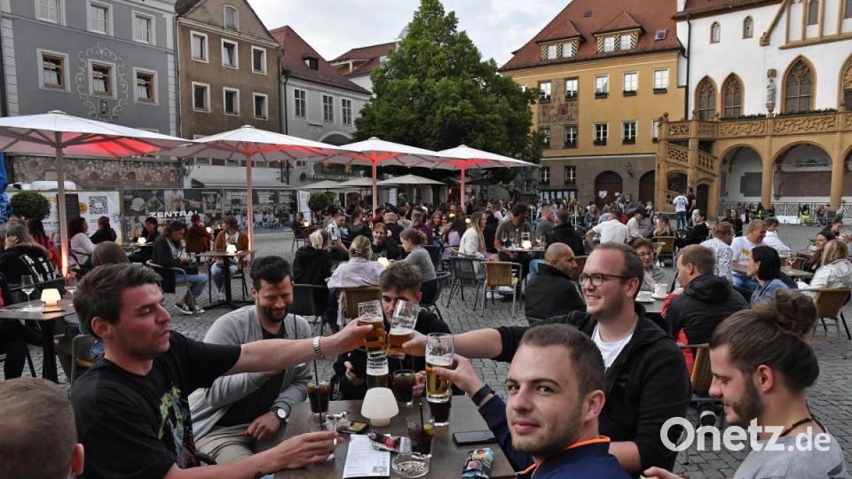 Ein Prosit auf den Sommer: Lebensfreude allerorten strahlte der gut besetzte Marktplatz in Amberg aus. Bild: Petra Hartl