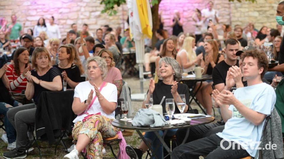 Vor zweimal 250 Gästen eröffneten die Funky Blues Rabbits beim Kummert Bräu in Amberg ihr Ersatz-Altstadtfest. Bild: Andreas Brückmann