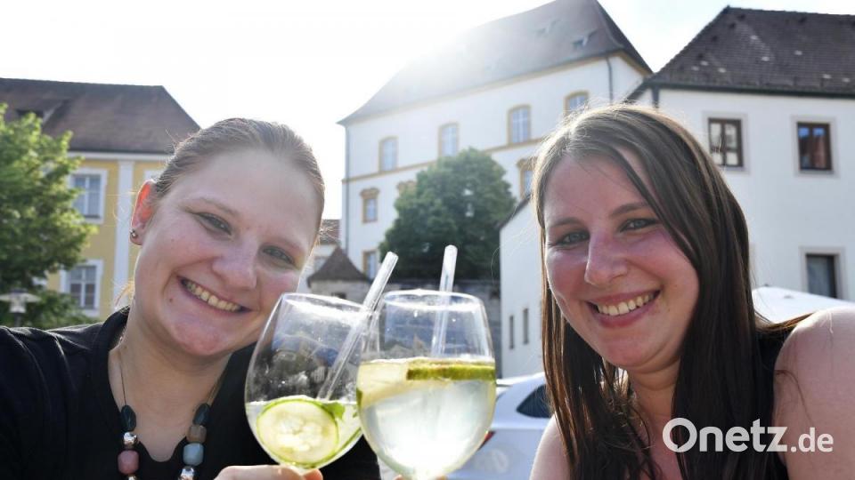 Simone und Sabrina lassen es sich mit einem Hugo im Café Stadtgespräch am Luitpoldplatz in Sulzbach-Rosenberg gut gehen. Bild: Petra Hartl