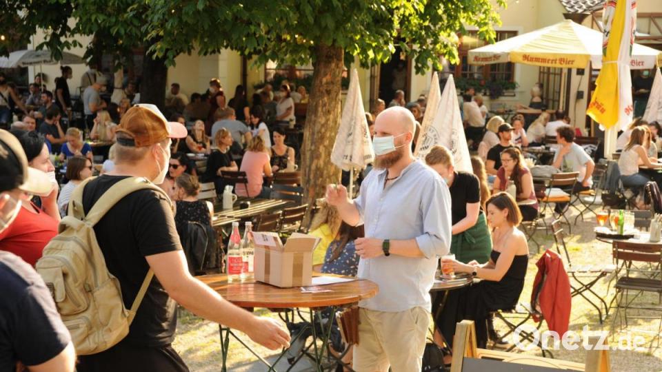 Vor zweimal 250 Gästen eröffneten die Funky Blues Rabbits beim Kummert Bräu in Amberg ihr Ersatz-Altstadtfest. Bild: Andreas Brückmann