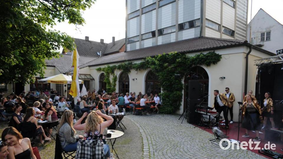 Vor zweimal 250 Gästen eröffneten die Funky Blues Rabbits beim Kummert Bräu in Amberg ihr Ersatz-Altstadtfest. Bild: Andreas Brückmann