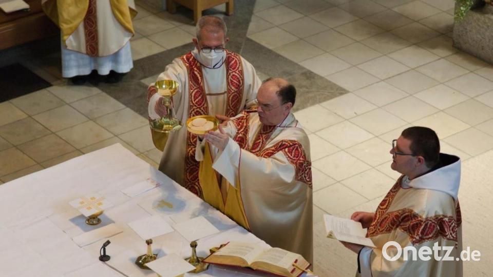Nach seiner Weihe durfte Pater Michael an den Altar treten und mit Bischof Bertram Meier die Eucharistie feiern. Bild: Popp, Holger