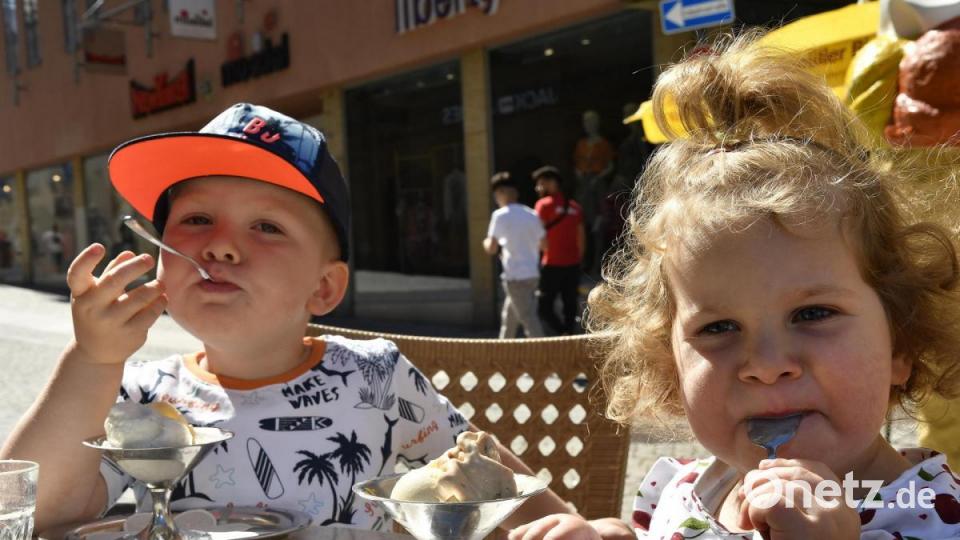 Diese kleinen Eisliebhaber auf dem Marktplatz in Amberg heißen Bennet und Helen. Bild: Petra Hartl