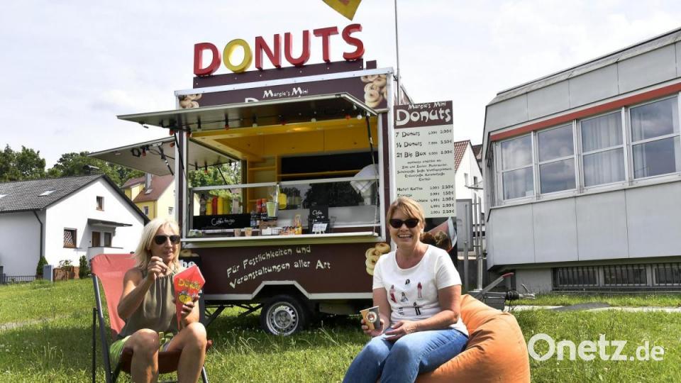 Margie und Erika vor dem fahrenden Donut-Stand an der Hockermühlstraße in Amberg. Bild: Petra Hartl