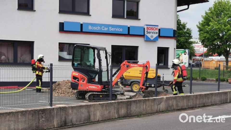 Bei Grabungsarbeiten mit einem Bagger wurde auf dem Firmengelände eines Kfz-Betriebes eine Gasleitung beschädigt. Die Feuerwehr war zwei Stunden im Großeinsatz. Mehrere Geschäftsgebäude mussten geräumt werden. Bild: mde