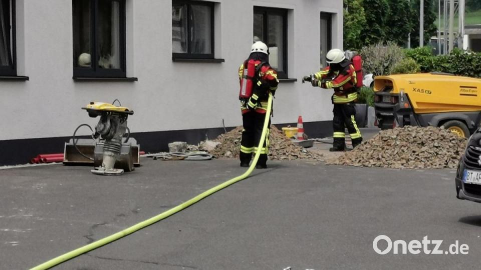 Die Einsatzkräfte der Feuerwehr waren mit vier Atemschutztrupps an dem Unfallort. Sie führten Messungen durch, die eine erhöhte Brand- und Explosionsgefahr feststellten. Bild: mde
