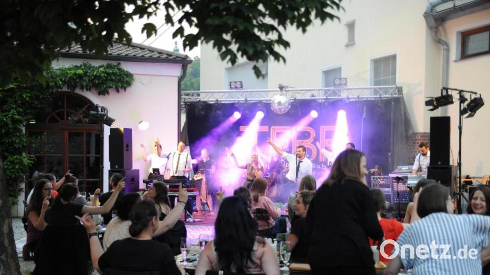 Vor zweimal 250 Gästen eröffneten die Funky Blues Rabbits beim Kummert Bräu in Amberg ihr Ersatz-Altstadtfest. Bild: Andreas Brückmann