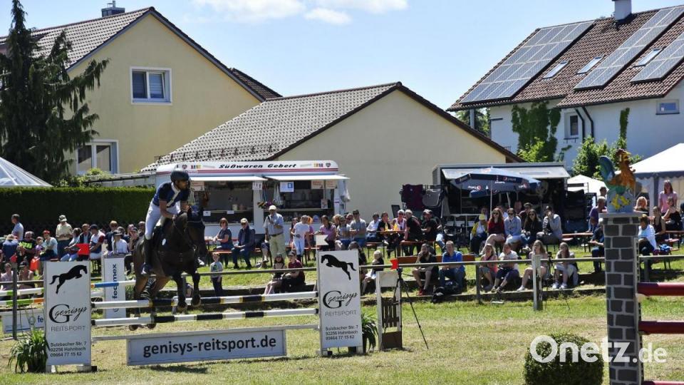 Letztes Jahr waren beim Springturnier des Reit- und Fahrvereins Hahnbach keine Zuschauer erlaubt. An diesem Wochenende durften (unter Einhaltung der Hygienevorgaben) 500 Zuschauer kommen. Bild: Petra Hartl