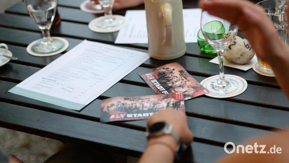 Vor zweimal 250 Gästen eröffneten die Funky Blues Rabbits beim Kummert Bräu in Amberg ihr Ersatz-Altstadtfest. Bild: Andreas Brückmann
